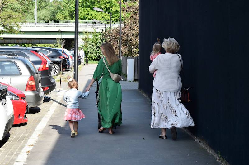 Agnieszka Kaczorowska z mamą i córkami na placu zabaw (ZDJĘCIA)