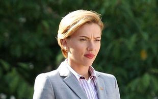 Zamiast podkreślić krągłości Scarlett Johansson, oni ubrali ją w TO!