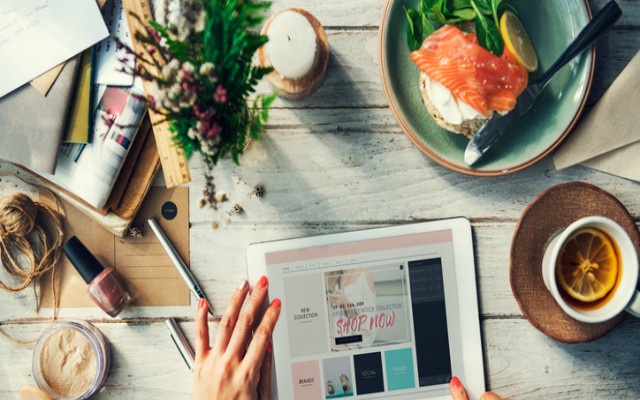 Chcesz ubrać się jak gwiazda? Wiemy jak to zrobić  bez wychodzenia z domu