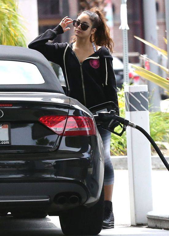 Vanessa Hudgens na stacji benzynowej