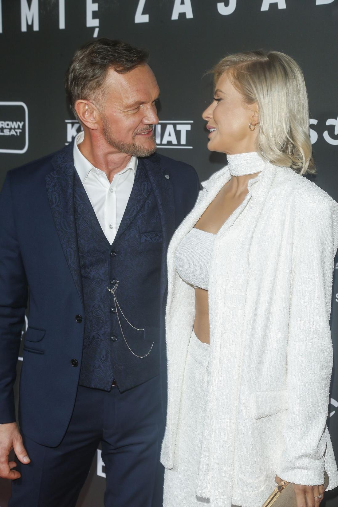 Cezary Pazura z żoną na ściance. 