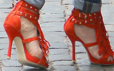 Zatrzepotała frędzlami – nie pamiętamy jej w takich butach