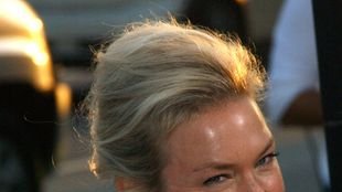 Renee Zellweger każe gościom wkładać foliowe kapcie!