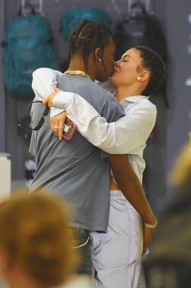 Kylie i Travis NAMIĘTNIE całują się na randce!