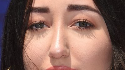 Fotki robione w świetle dnia pokazują, co Noah Cyrus zrobiła ze swą twarzą