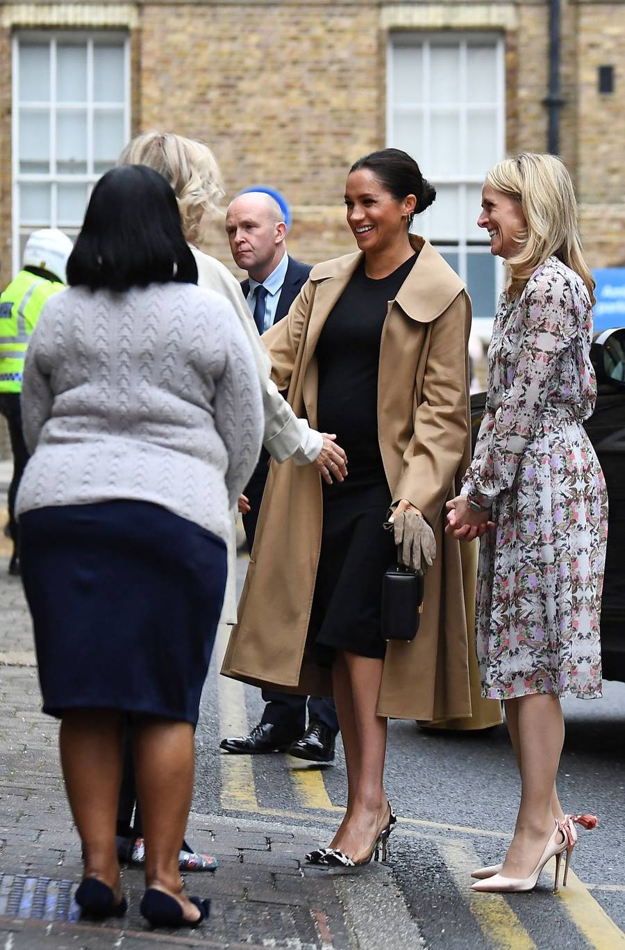 Ciężarna księżna Meghan w płaszczu od Oscara de la Renty