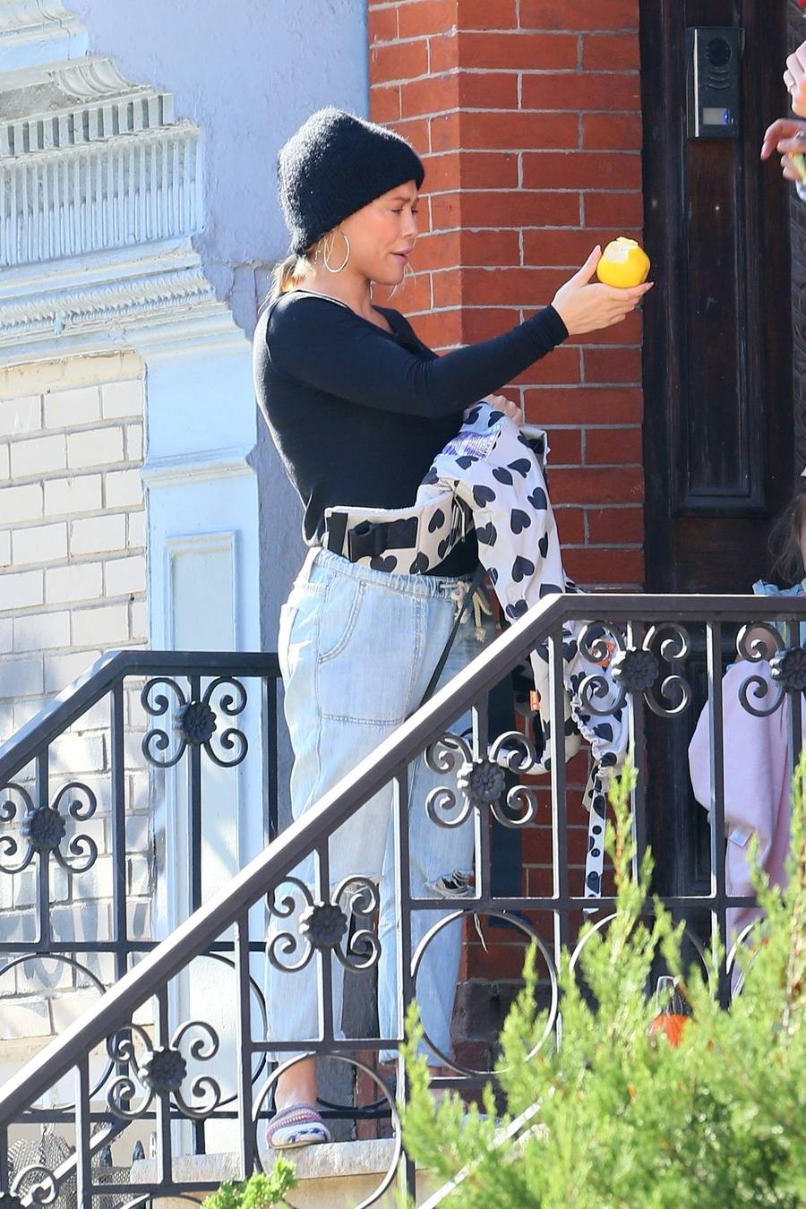 Hilary Duff stoi na schodach