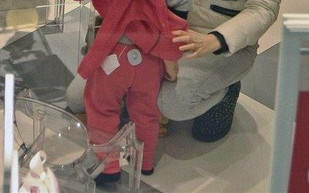 Agata Rubik na wyprzedażach z córeczką (FOTO)