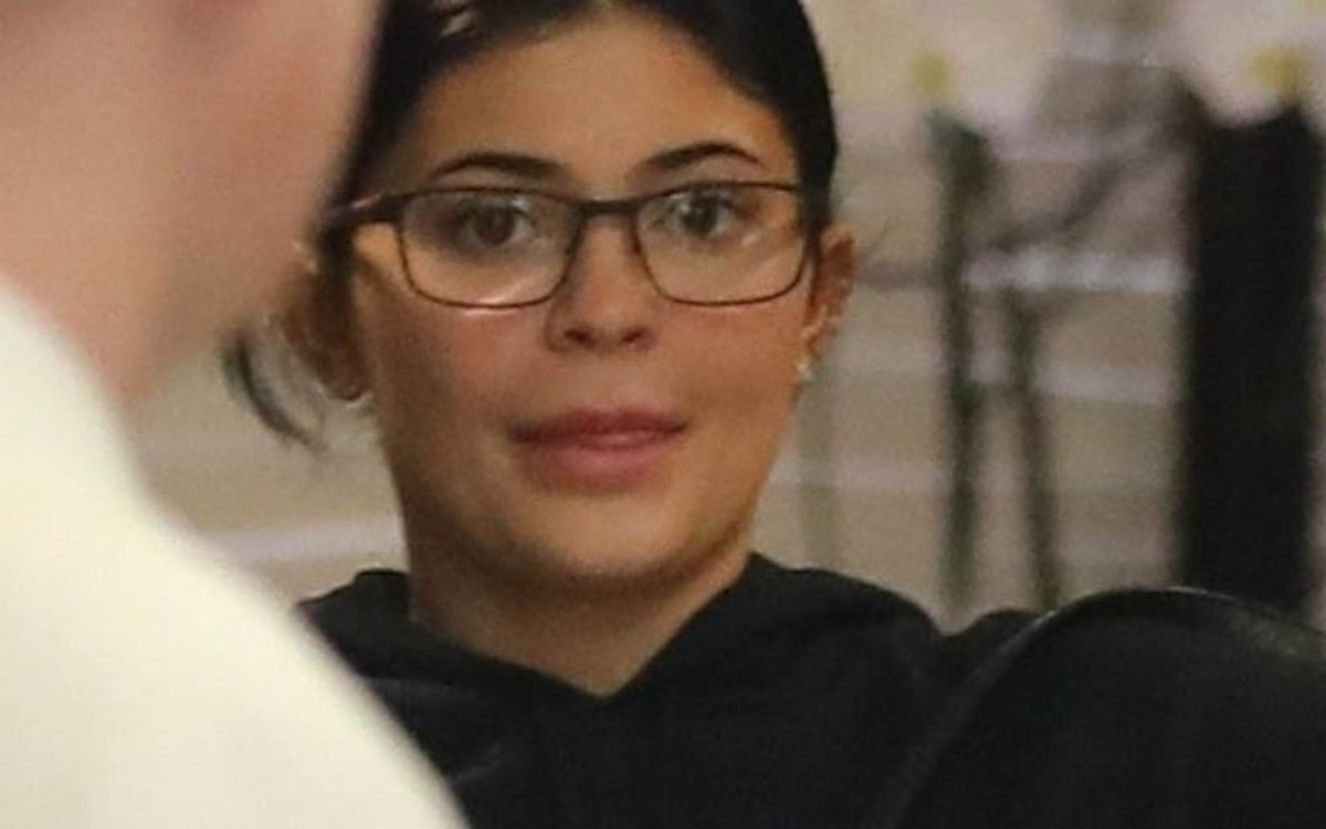 Kylie Jenner w OKULARACH – pasują jej?