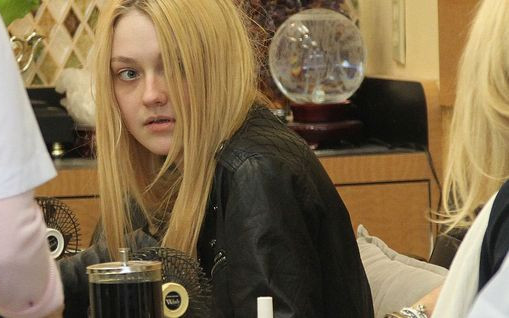 Boyfriendy i japonki – codzienny zestaw Dakoty Fanning