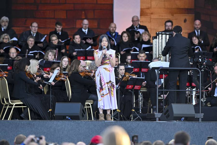 Niezwykły koncert “Symfonia Miłosierdzia”! Roksana Węgiel w błękicie, Edyta Górniak w olśniewającej bieli (FOTO)