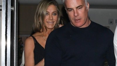 Uśmiechnięta Jennifer Aniston na kolacji z Courteney Cox i znajomymi [zdjęcia]