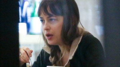 Dakota Johnson BEZ MAKIJAŻU na kolacji (ZDJĘCIA)