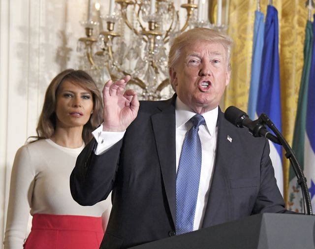 Wpadka z biustem Melanii Trump
