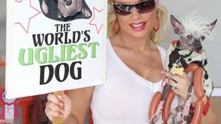 Coco pozuje z najbrzydszym psem na świecie (FOTO)