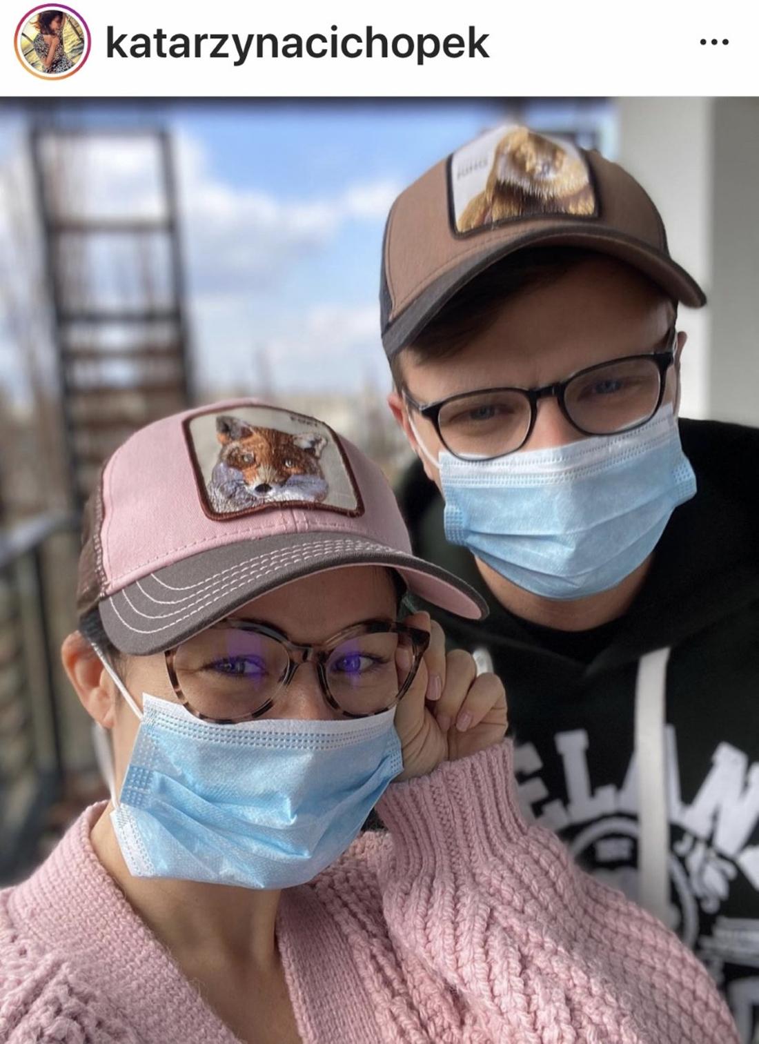 Katarzyna Cichopek i Marcin Hakiel pozują w maseczkach na twarzy. 