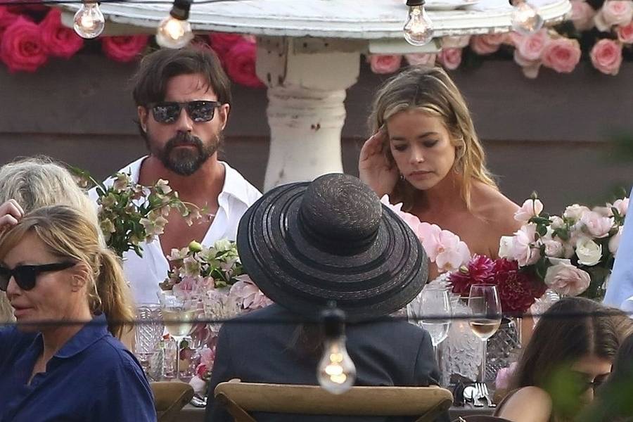 Denise Richards wzięła ŚLUB. Jej suknia powstała w… 24 godziny! (ZDJĘCIA)