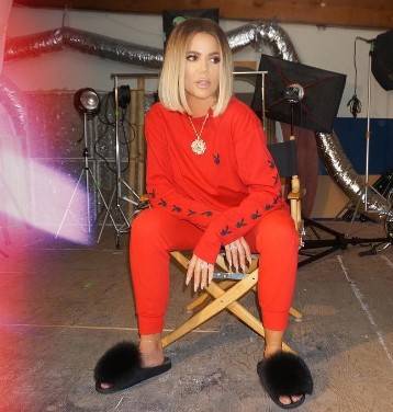 Ludzie myślą, że Khloe użyła na tym zdjęciu Kim i Kourt, by ukryć brzuch