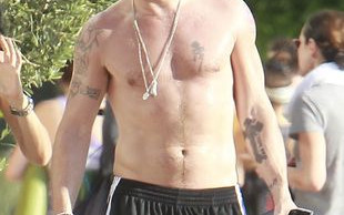 Colin Farrell pokazuje klatę (FOTO)