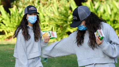 Eva Longoria z mężem i synem na spacerze. Santiago rośnie jak na drożdżach!