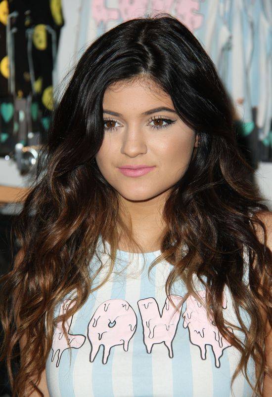 Czy Kylie Jenner zoperowała sobie nos i usta?