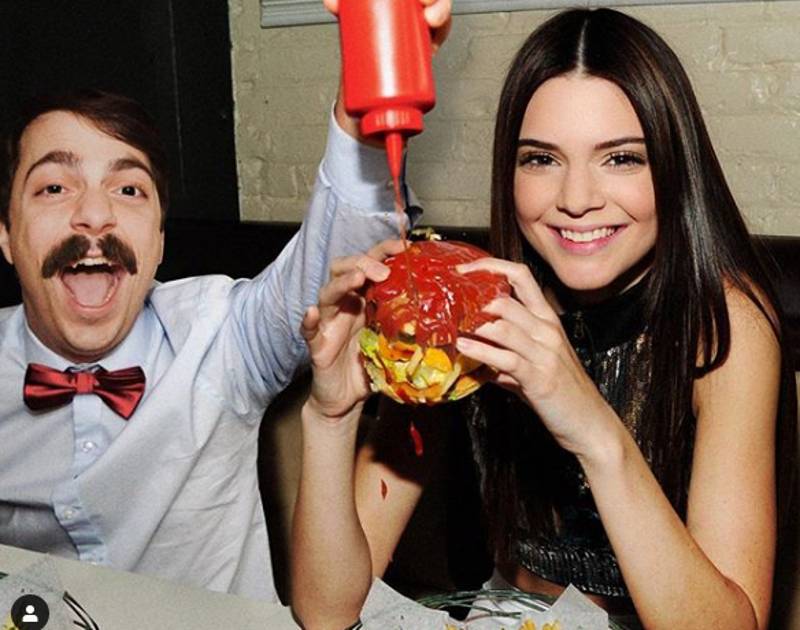 Ten mężczyzna to “bliźniak” Kendall Jenner. Jest na każdym jej zdjęciu!