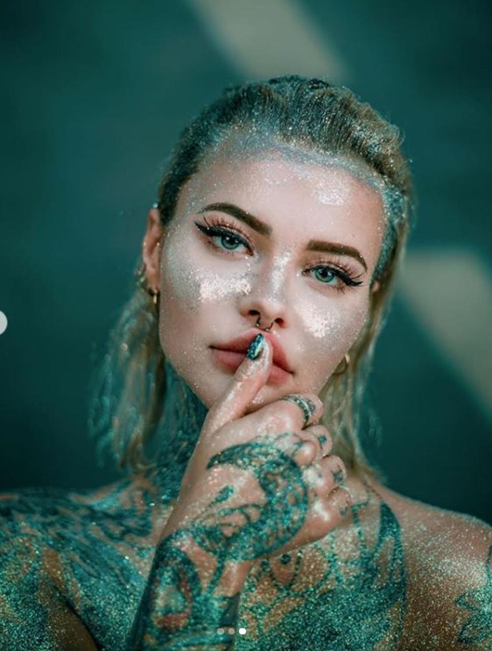 Monika Miller cała w brokacie.