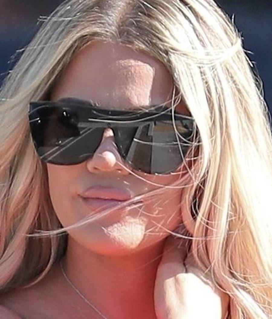 Na TYCH ZDJĘCIACH widać, że Khloe Kardashian wciąż ma KOMPLEKSY