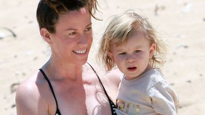 Alanis Morissette z synkiem na plaży