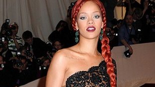 Rihanna w warkoczu na gali Metropolitan Museum of Art FOTO