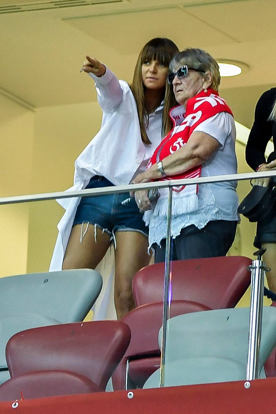 Mecz Polska- Austria: Lewandowska w krótkich szortach, Ślotała z narzeczonym i znani politycy