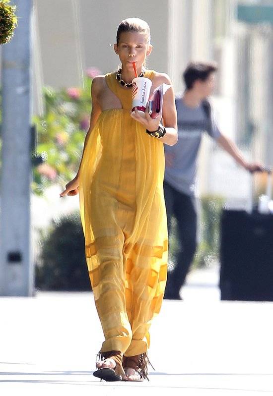 Prześwitująca sukienka AnnaLynne McCord