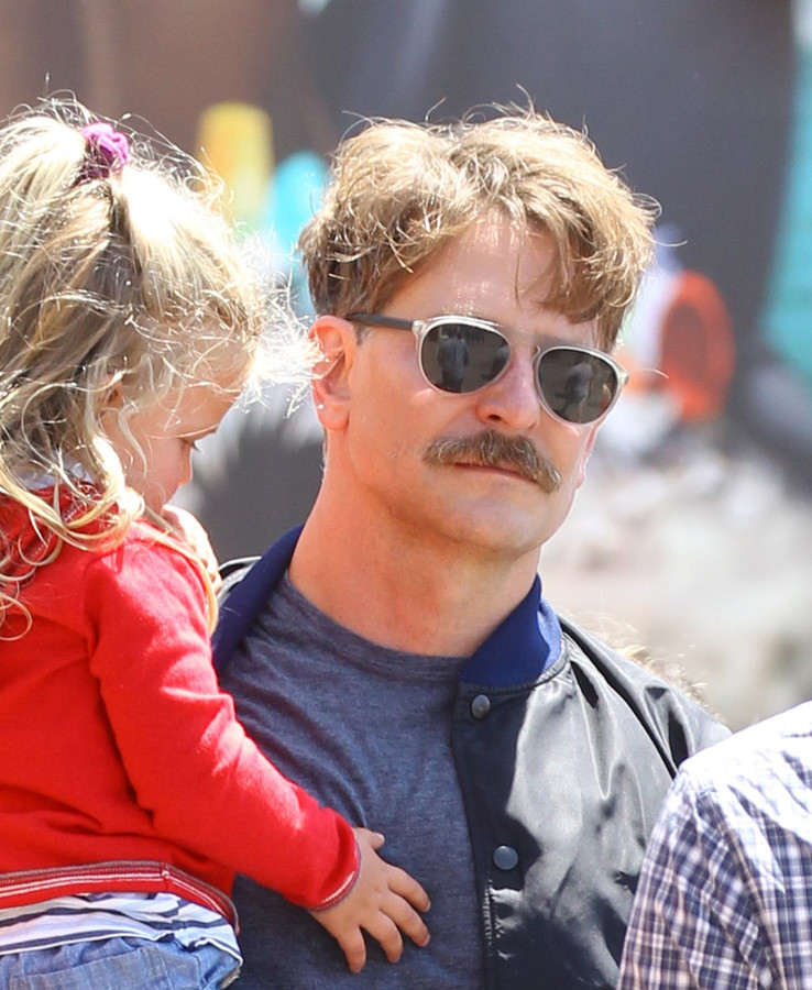 Tak! Wygląda super z tymi wąsami :)