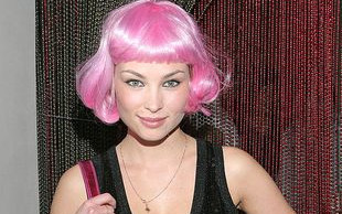 Różowa peruka oznacza… (FOTO)