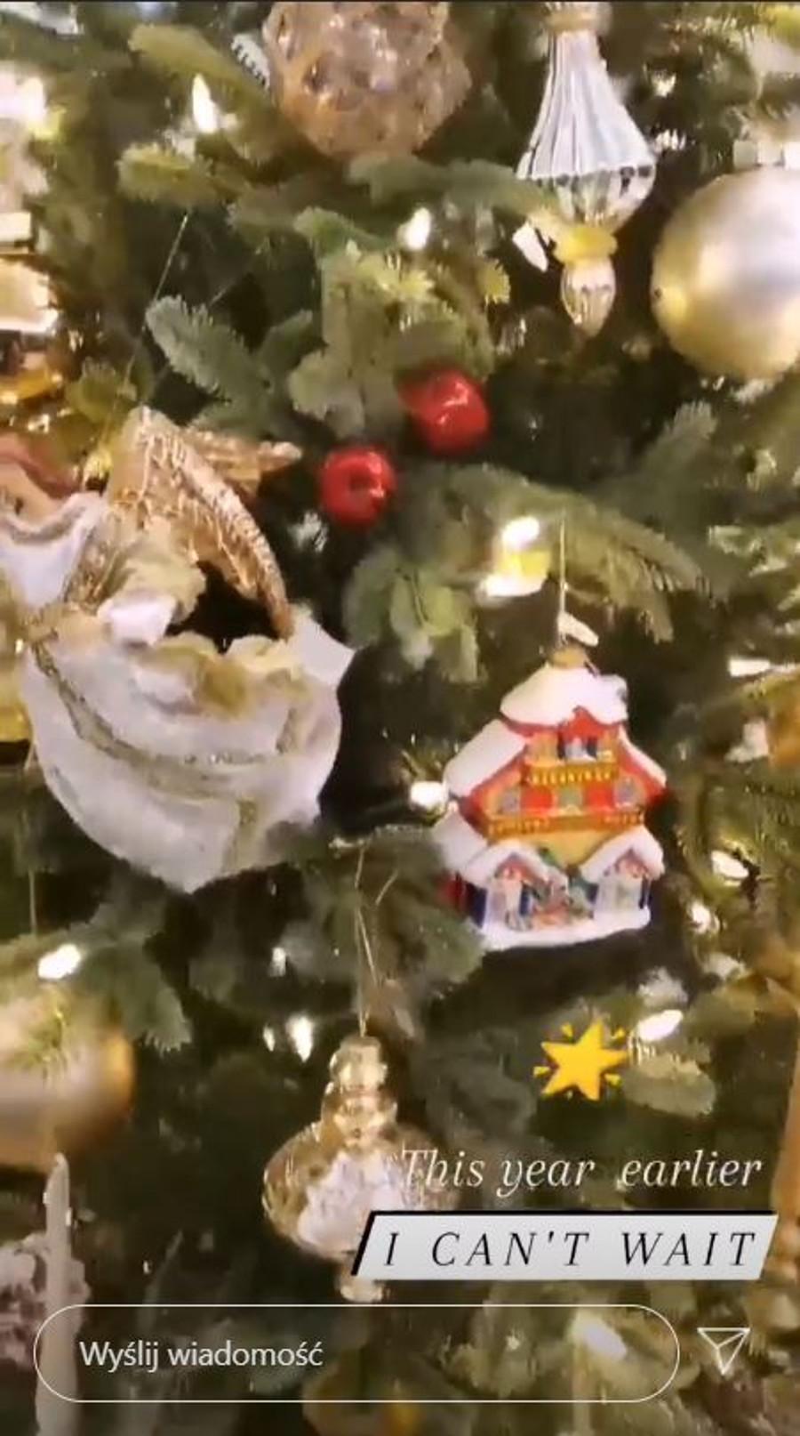 Anna Lewandowska ubrała choinkę na święta. 