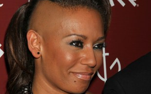 Mel B w bikini pokazuje ciążowy brzuch