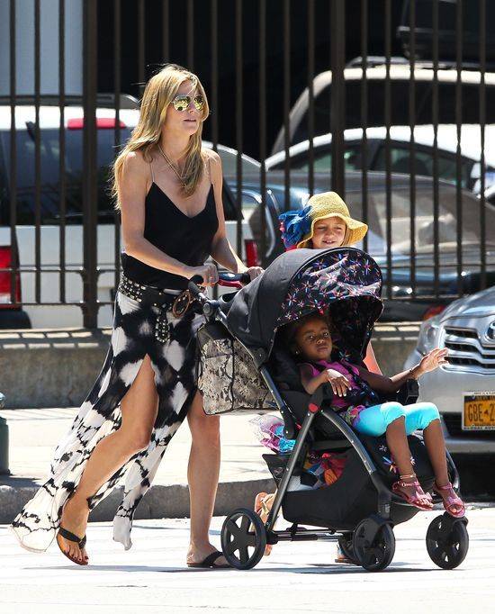 Heidi Klum i Martin Kristen z dziećmi w parku