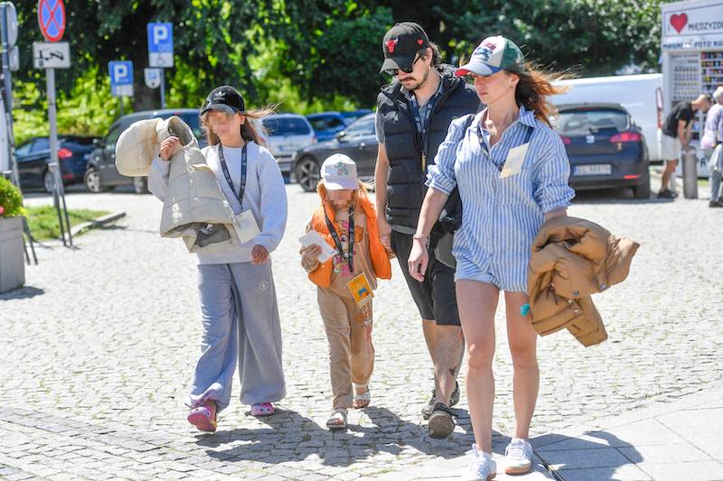 Aktorzy w Międzyzdrojach. Dawid Ogrodnik z rodziną, Paweł Małaszyński, Ewa Minge