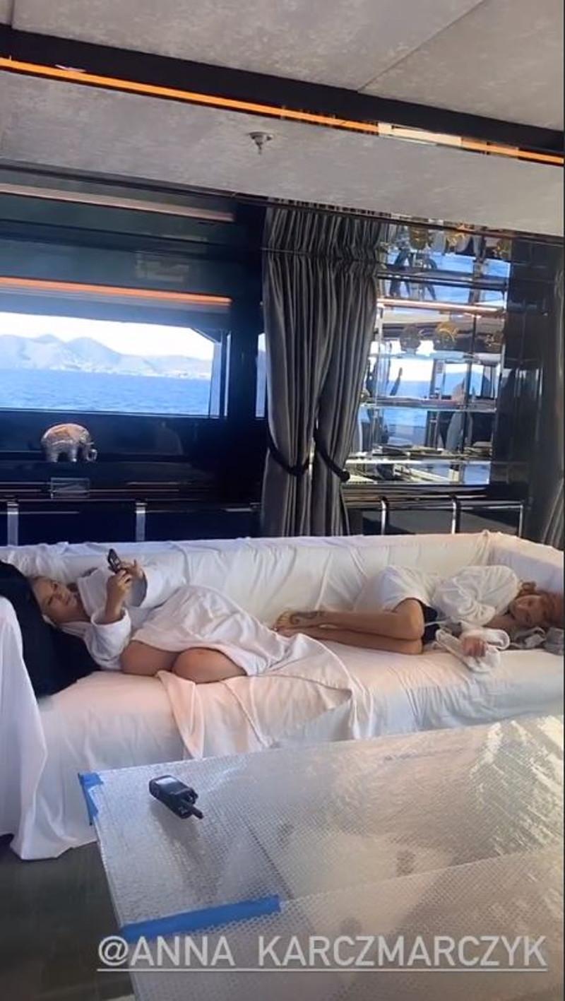 Doda nagrywa sceny di filmu "Dziewczyny z Dubaju" na luksusowym jachcie.