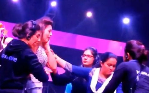 Spoliczkował ją, bo miałą seksowną sukienkę [VIDEO]