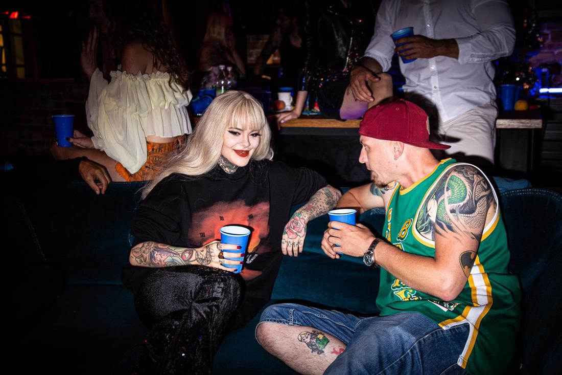 Monika Miller wystąpiła w teledysku.