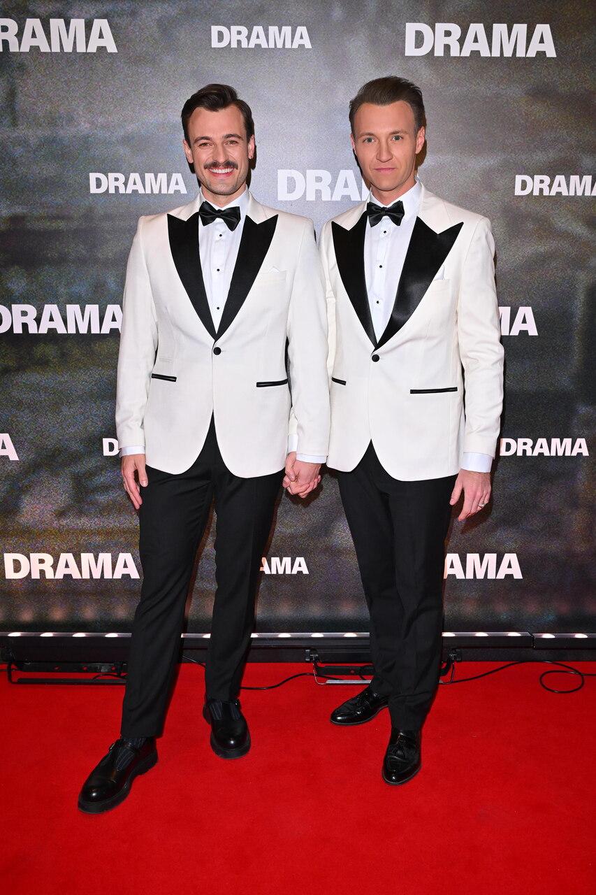 Błażej Stencel i Kamil Krupicz pochwalili się pierścionkami zaręczynowymi na premierze, fot. KAPiF