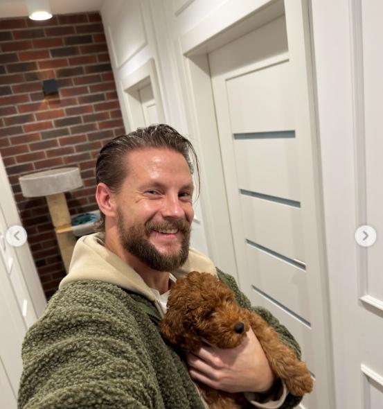 Sebastian Fabijański z pieskiem, fot. Instagram