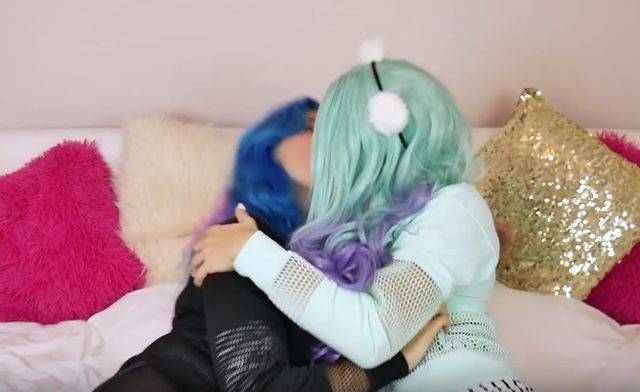 Sexmasterka całuje się w dziewczyną – w komentarzach AWANTURA