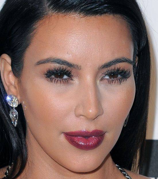 Wędrówka ust po twarzy Kim Kardashian