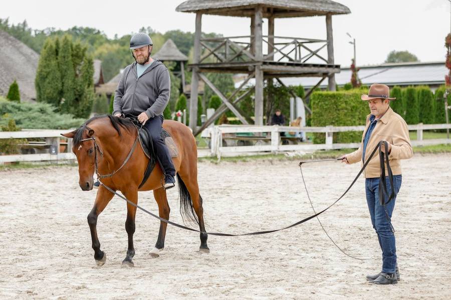 To już 13 lat z “Przyjaciółkami”. Gwiazdy obsady na press day w Stajni Chojnów! Liszowska, Socha, Stramowski, Kasprzykowski… (FOTO)