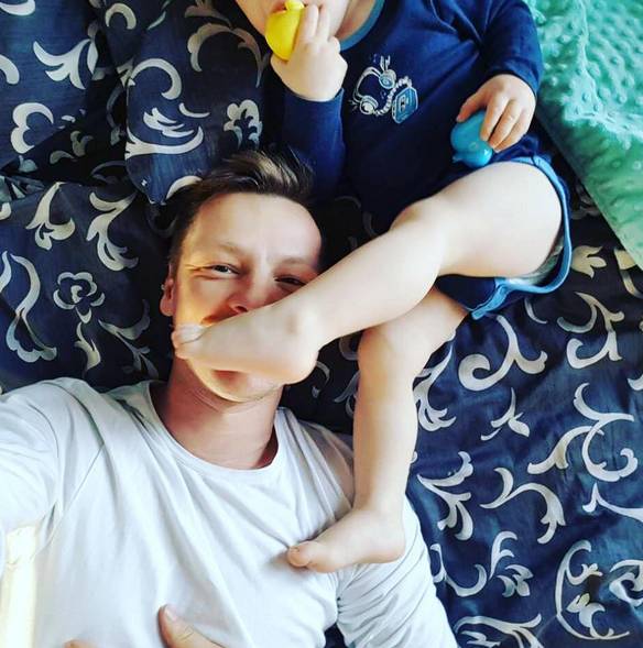 Jak Marcin Mroczek cieszy się z bycia tatą? 10 NAJSŁODSZYCH zdjęć