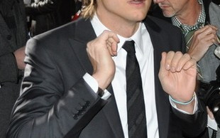 Ashton Kutcher zrzucił ciuszki w talk-show (FOTO)