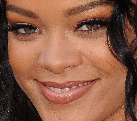 Jak naprawdę Rihanna wygląda z bliska?