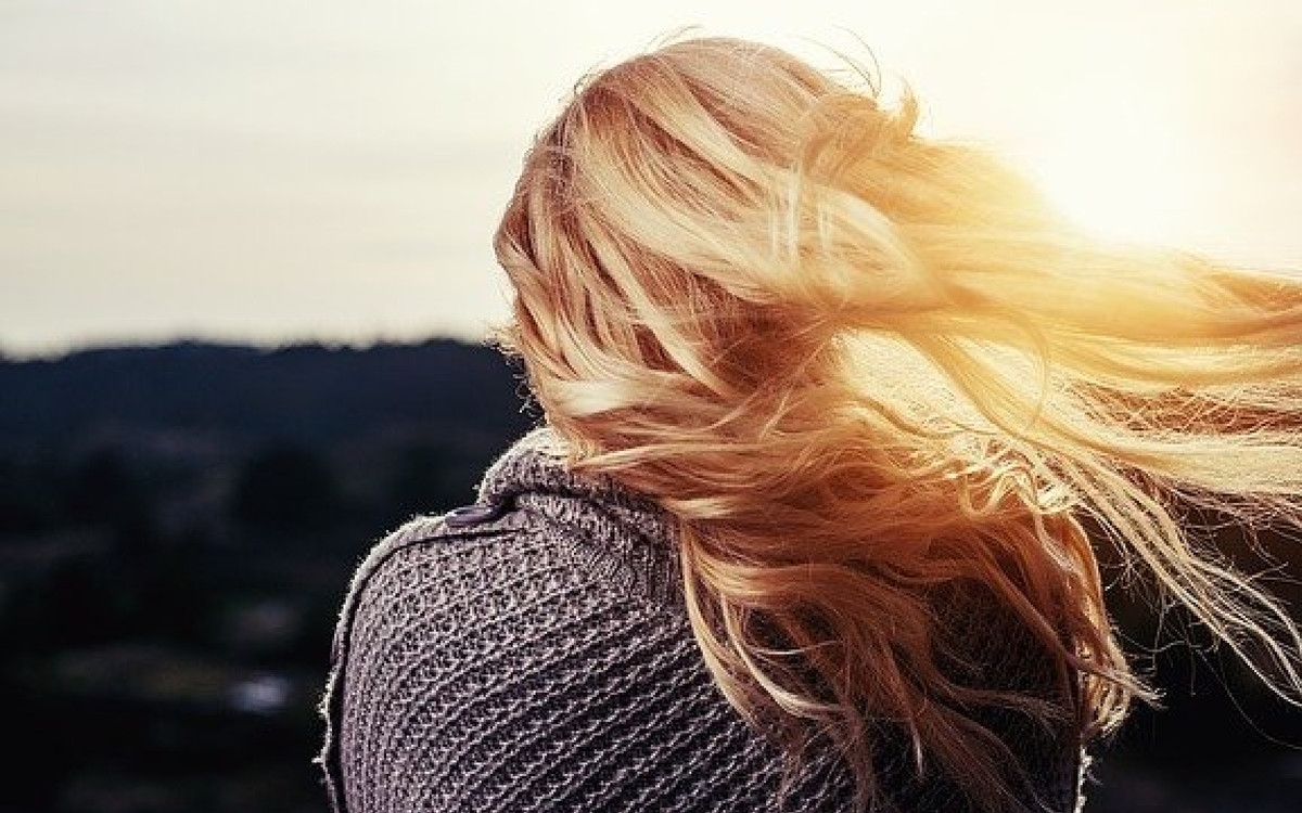 Skóra Twojej głowy jest sucha i się łuszczy? Być może popełniasz TE błędy